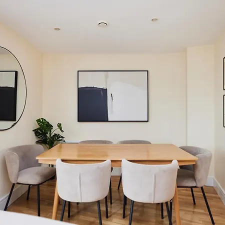 The Weavers Field Place - Classy 3bdr Flat With Terrace Apartment