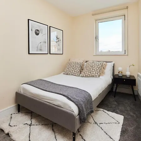 The Weavers Field Place - Classy 3bdr Flat With Terrace *