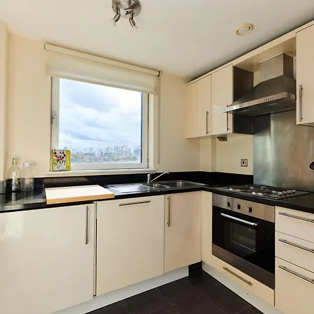 The Weavers Field Place - Classy 3bdr Flat With Terrace *