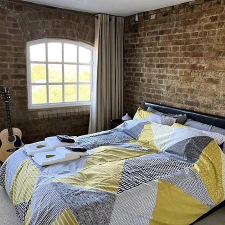 Luxury Artistic 2 Bedroom W/balcony-great Location Lägenhet London