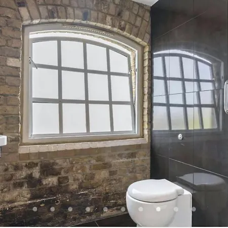 Luxury Artistic 2 Bedroom W/balcony-great Location