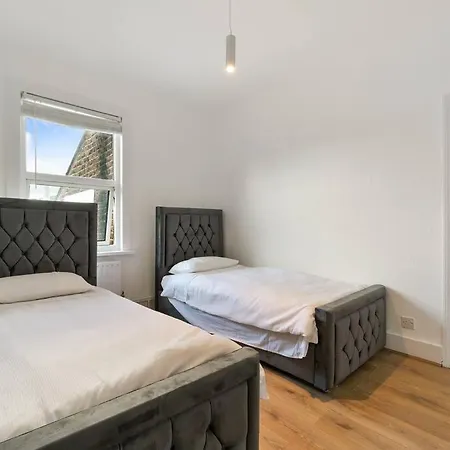 Cosy 3 Bed In Colliers Wood Londra