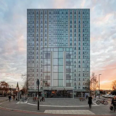 2 Bedroom Flat In Bp65 Londra