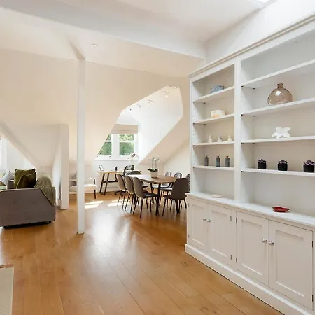 Apartmán Lovely With Park Views