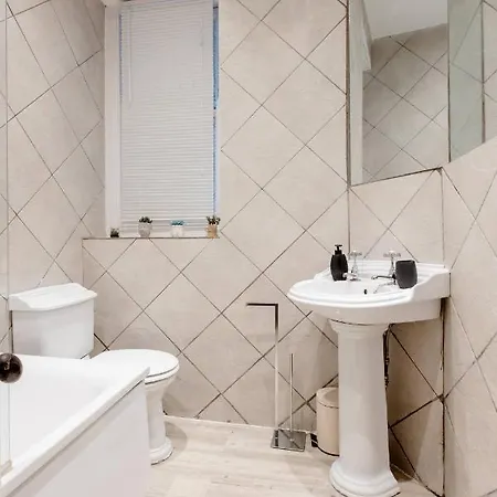 Spacious Apt In Central * Londen