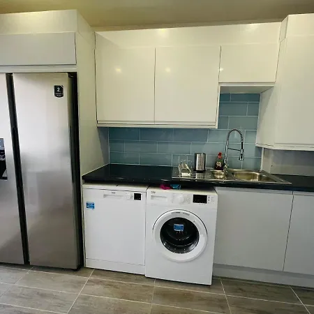 Holiday home 6 - 7 Beds-sleeps 12-elizabeth Line-free Parking