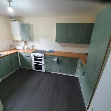 Holiday home Close To 4 Bedroom House Free Car Parking 7 Beds Sleeps 16 People 2 Bathrooms *