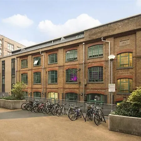 Cosy Spacious Studio Flat Stratford / Bow London