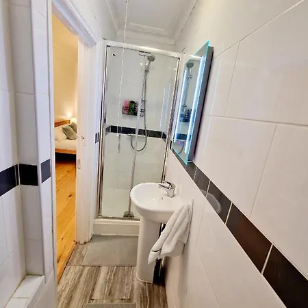 Lovely Ground Floor With High Ceiling And A Private Garden With Deck By Earl's Court Station London