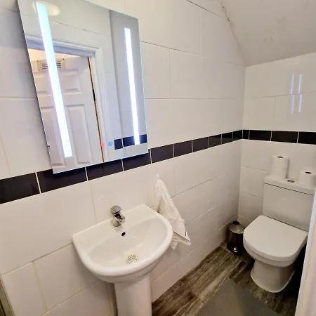 Lovely Ground Floor With High Ceiling And A Private Garden With Deck By Earl's Court Station Apartman London