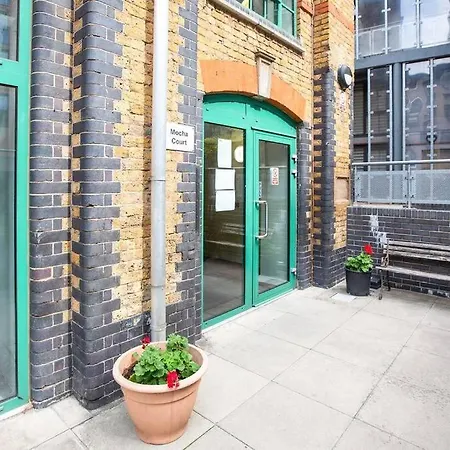 Cosy Spacious Studio Flat Stratford / Bow * London