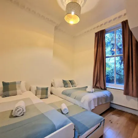 Lovely Ground Floor With High Ceiling And A Private Garden With Deck By Earl's Court Station *