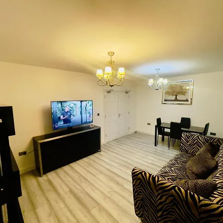 6 - 7 Beds-sleeps 12-elizabeth Line-free Parking Holiday home Romford