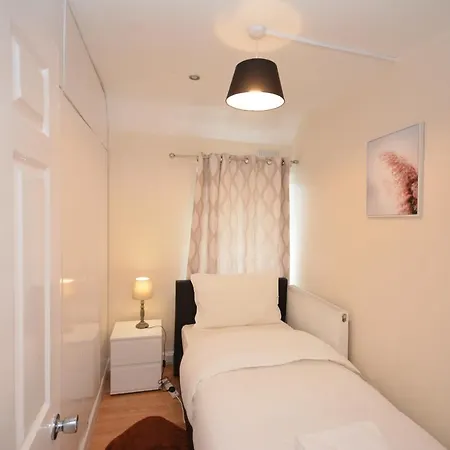 Lovely 3 Bedroom House Dagenham