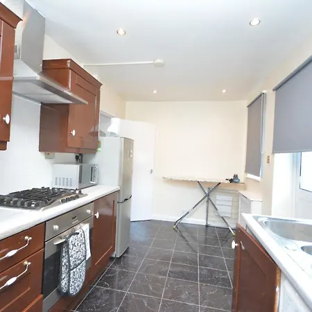 Lovely 3 Bedroom House Holiday home Dagenham