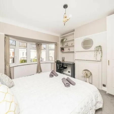 Cosy 3 Bedroom House With Free Parking Near Kingston Thames * New Malden