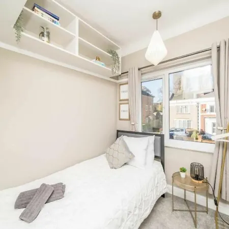 Apartment Cosy 3 Bedroom House With Free Parking Near Kingston Thames