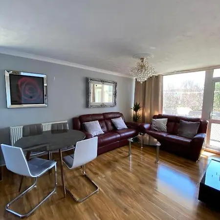 Entire Flat, Comfortable 2 Double Bedrooms Apartment London