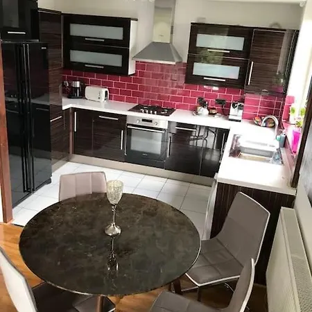 Entire Flat, Comfortable 2 Double Bedrooms *