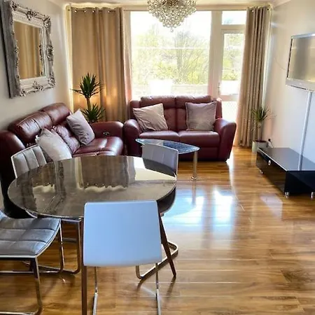 Apartment Entire Flat, Comfortable 2 Double Bedrooms London
