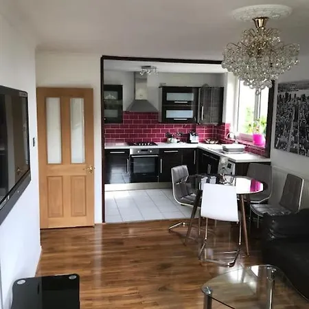 Apartment Entire Flat, Comfortable 2 Double Bedrooms London