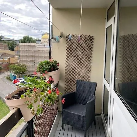 Entire Flat, Comfortable 2 Double Bedrooms Apartment *
