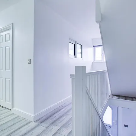 Holiday home 6 - 7 Beds-sleeps 12-elizabeth Line-free Parking Romford