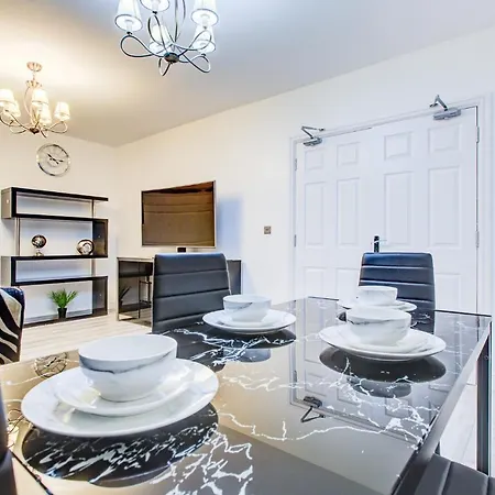 6 - 7 Beds-sleeps 12-elizabeth Line-free Parking Holiday home Romford