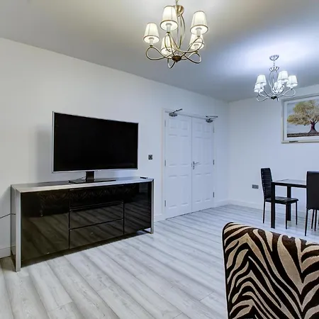 6 - 7 Beds-sleeps 12-elizabeth Line-free Parking * Romford