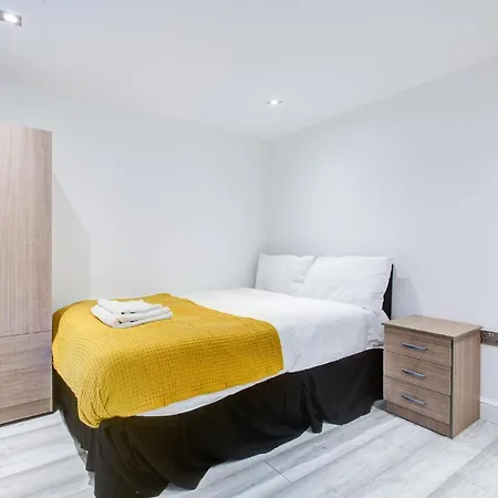6 - 7 Beds-sleeps 12-elizabeth Line-free Parking Romford