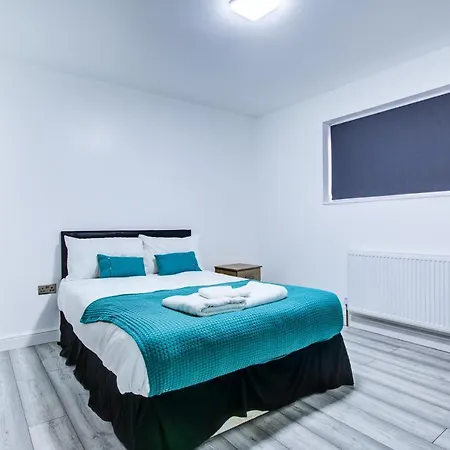 Holiday home 6 - 7 Beds-sleeps 12-elizabeth Line-free Parking Romford