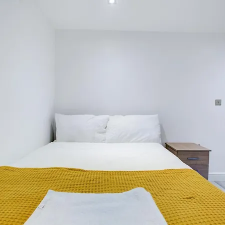 6 - 7 Beds-sleeps 12-elizabeth Line-free Parking Holiday home Romford