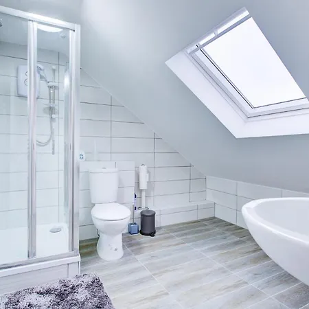 6 - 7 Beds-sleeps 12-elizabeth Line-free Parking *