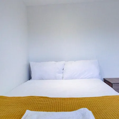 6 - 7 Beds-sleeps 12-elizabeth Line-free Parking * Romford