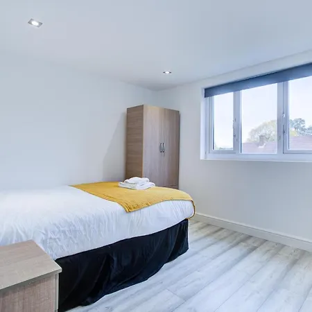 6 - 7 Beds-sleeps 12-elizabeth Line-free Parking Holiday home Romford