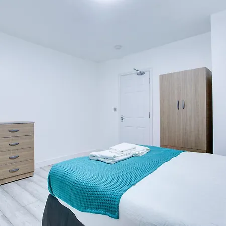 Holiday home 6 - 7 Beds-sleeps 12-elizabeth Line-free Parking *
