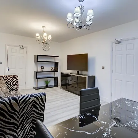 6 - 7 Beds-sleeps 12-elizabeth Line-free Parking Holiday home Romford