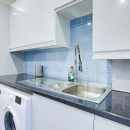 6 - 7 Beds-sleeps 12-elizabeth Line-free Parking Holiday home *