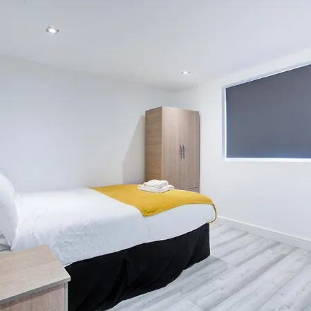 6 - 7 Beds-sleeps 12-elizabeth Line-free Parking Holiday home Romford