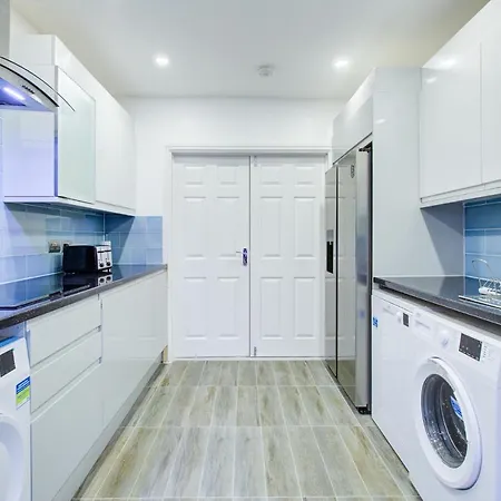 6 - 7 Beds-sleeps 12-elizabeth Line-free Parking Holiday home