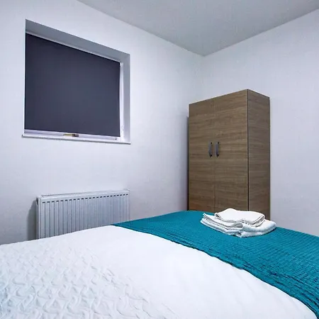 6 - 7 Beds-sleeps 12-elizabeth Line-free Parking Holiday home *