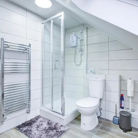 Holiday home 6 - 7 Beds-sleeps 12-elizabeth Line-free Parking