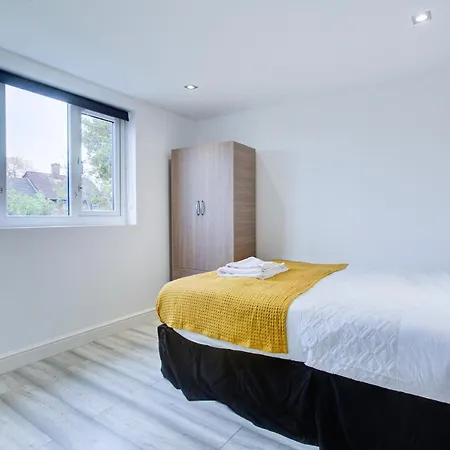 6 - 7 Beds-sleeps 12-elizabeth Line-free Parking Holiday home *