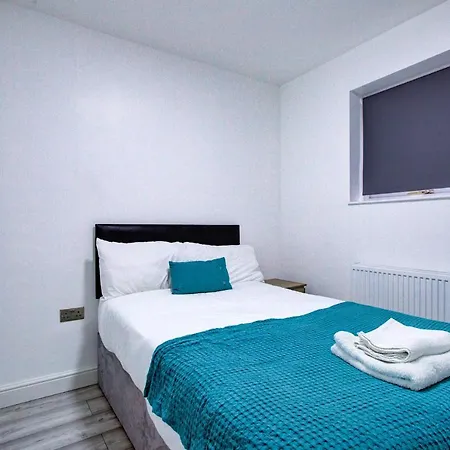 Holiday home 6 - 7 Beds-sleeps 12-elizabeth Line-free Parking *
