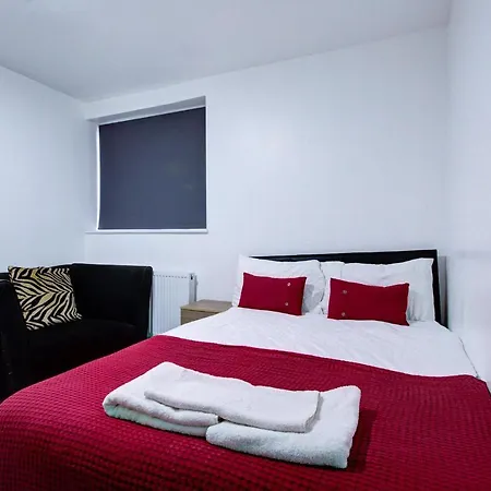 6 - 7 Beds-sleeps 12-elizabeth Line-free Parking * Romford
