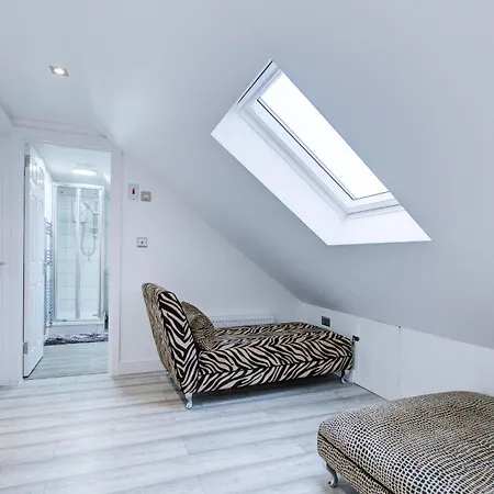 6 - 7 Beds-sleeps 12-elizabeth Line-free Parking Holiday home