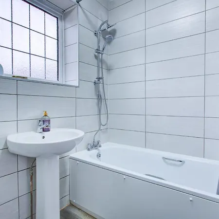 Holiday home 6 - 7 Beds-sleeps 12-elizabeth Line-free Parking *