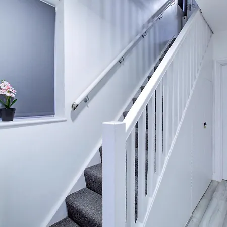 6 - 7 Beds-sleeps 12-elizabeth Line-free Parking *