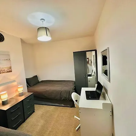 Spacious Lovely 4 Bedroom House *