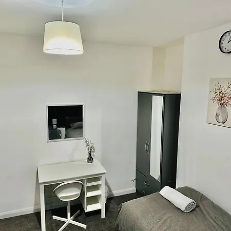 Spacious Lovely 4 Bedroom House * Ilford